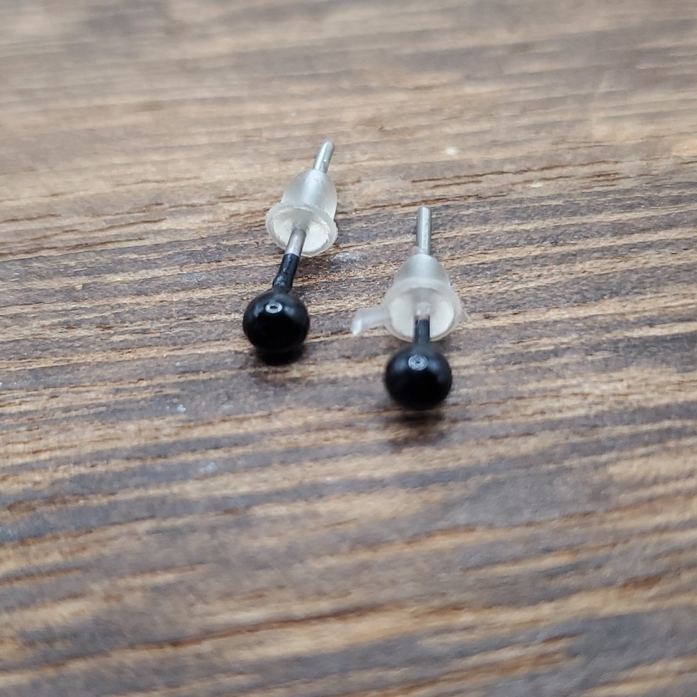 E466 tiny black goth stud earrings‎
